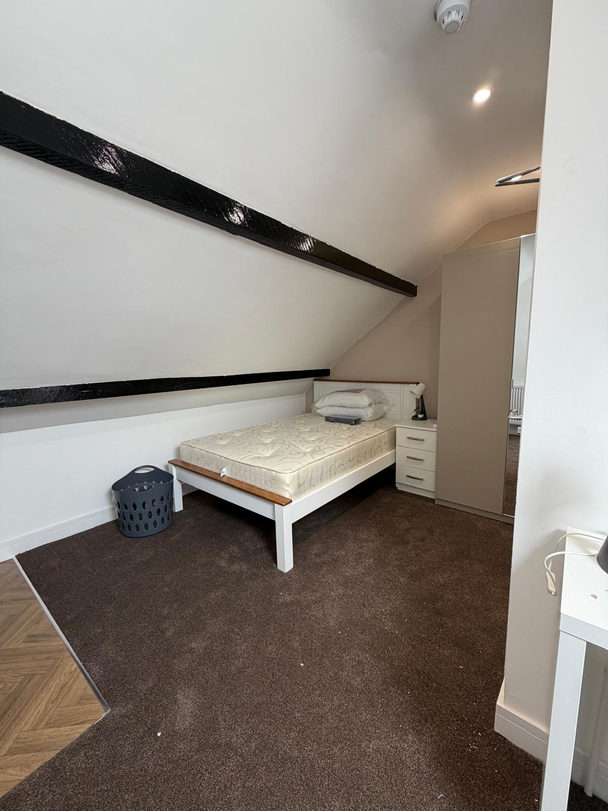 CLEAN SPACIOUS rooms- 6 bedroom house property photo